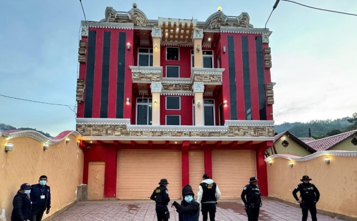 El Ministerio Público (MP) allanó una lujosa residencia en Huehuetenango, que fue utilizada para un vídeo musical. Foto La Hora: MP