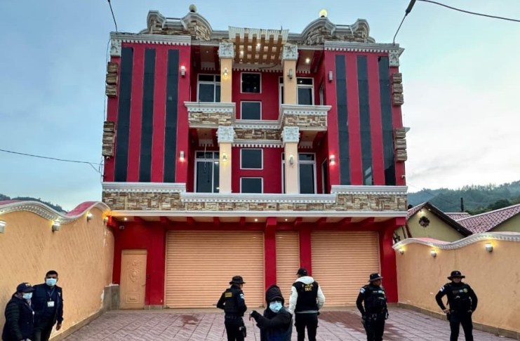 El Ministerio Público (MP) allanó una lujosa residencia en Huehuetenango, que fue utilizada para un vídeo musical. Foto La Hora: MP