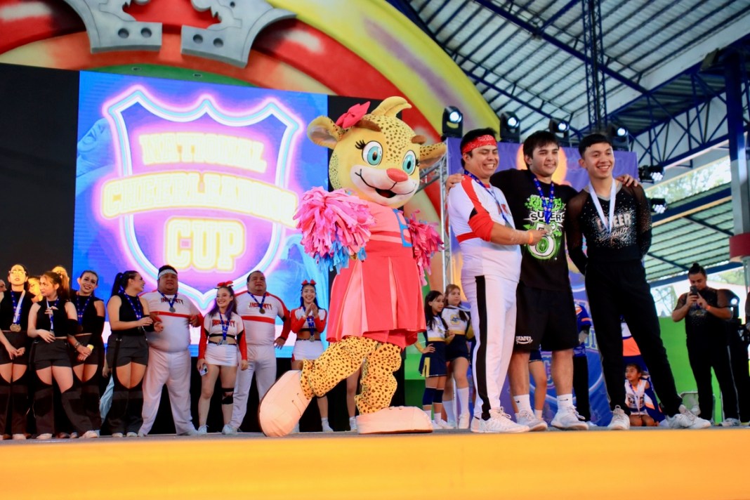Equipos ganadores junto a Bitty, mascota de IRTRA durante la Copa Nacional de Cheerleading. Foto: IRTRA.