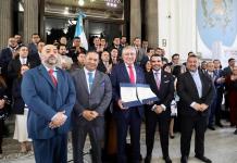 Integrantes de la comisión de Asuntos de Seguridad Nacional oficializan el dictamen favorable a la iniciativa de ley de ciberseguridad. Foto: Congreso de la República