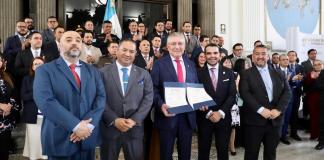 Integrantes de la comisión de Asuntos de Seguridad Nacional oficializan el dictamen favorable a la iniciativa de ley de ciberseguridad. Foto: Congreso de la República