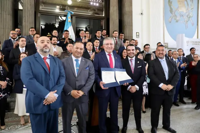 ciberseguridaddictamen Integrantes de la comisión de Asuntos de Seguridad Nacional oficializan el dictamen favorable a la iniciativa de ley de ciberseguridad. Foto: Congreso de la República