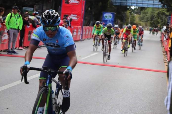 El ciclista Josué Canastuj sufrió un accidente al ser atropellado mientras entrenaba.