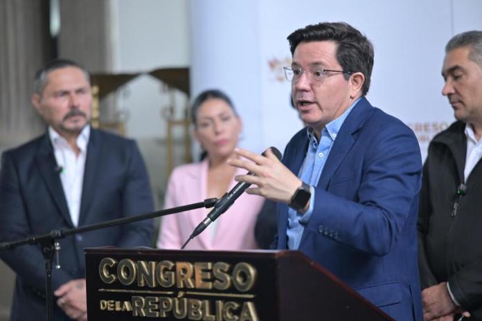 Los diputados Julio Héctor Estrada y Luis Aguirre impulsan la iniciativa de ley de cine, con varios incentivos fiscales. Foto: La Hora / Fabricio Alonzo