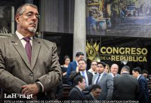 Los diputados de Vamos festejan cuando se aprobó una ley para otorgar más fondos a los Codedes. Arte: La Hora / Francisco Altán