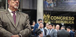 Los diputados de Vamos festejan cuando se aprobó una ley para otorgar más fondos a los Codedes. Arte: La Hora / Francisco Altán