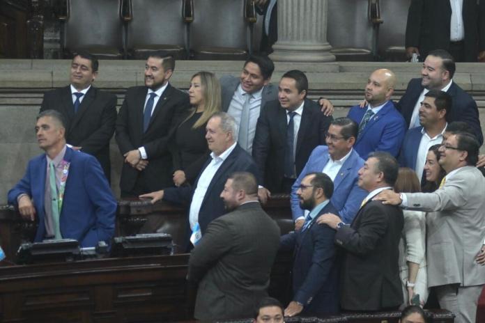 Varios diputados de Cabal y Vamos se fotografían con la bancada UNE durante la plenaria del 23 de septiembre. Foto: La Hora / Fabricio Alonzo