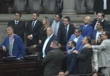 Varios diputados de Cabal y Vamos se fotografían con la bancada UNE durante la plenaria del 23 de septiembre. Foto: La Hora / Fabricio Alonzo