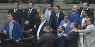 Varios diputados de Cabal y Vamos se fotografían con la bancada UNE durante la plenaria del 23 de septiembre. Foto: La Hora / Fabricio Alonzo
