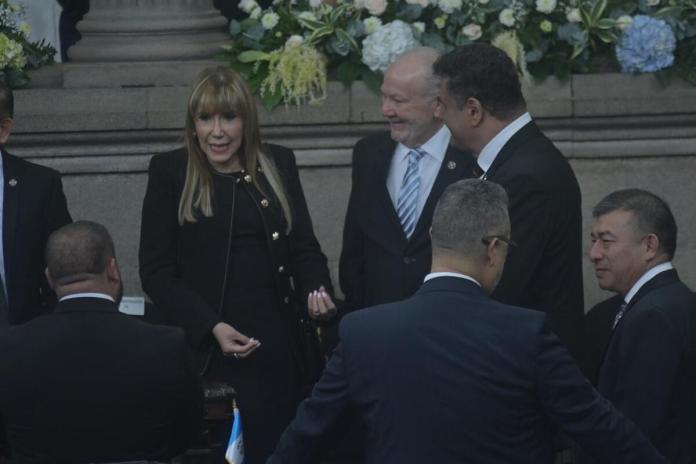 Los diputados Rodrigo Pellecer, Sergio Enrirquez y Manrique Gálvez, saludan a la magistrada de la CC, Dina Ochoa. Foto: La Hora / Fabricio Alonzo