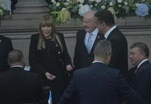 Presencia de magistrados en el Congreso y presiones de Valor, Todos y Vamos marcan semana legislativa Los diputados Rodrigo Pellecer, Sergio Enrirquez y Manrique Gálvez, saludan a la magistrada de la CC, Dina Ochoa. Foto: La Hora / Fabricio Alonzo
