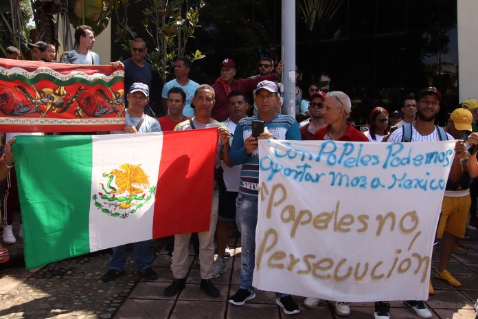Migrantes participan en una manifestación este domingo, en el municipio de Tapachuca. Foto La Hora: EFE