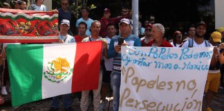 Migrantes participan en una manifestación este domingo, en el municipio de Tapachuca. Foto La Hora: EFE