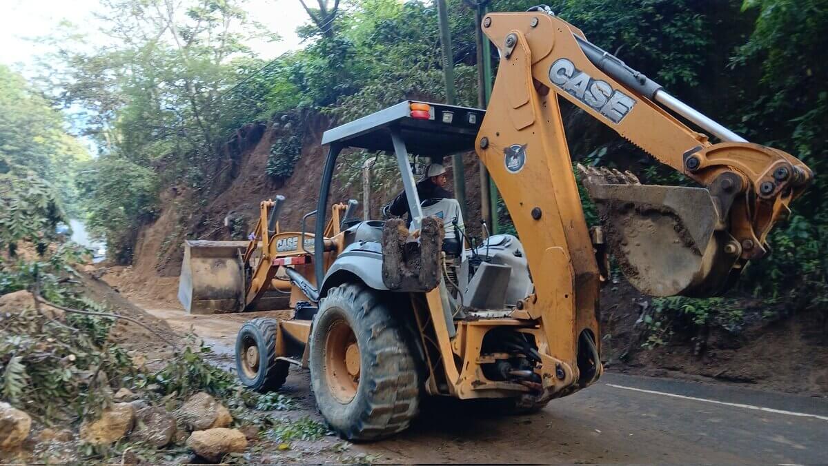 Lluvias de las últimas horas provocan derrumbes, caída de árboles y bloqueo de pasos en el país