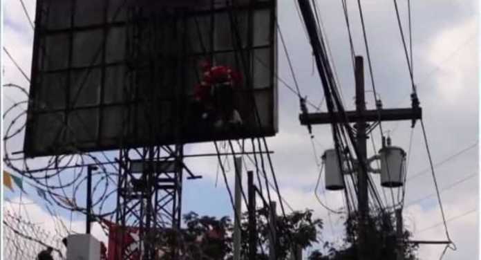 Trabajador resulta herido tras accidente eléctrico en estructura de publicidad.
