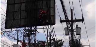 Trabajador resulta herido tras accidente eléctrico en estructura de publicidad.