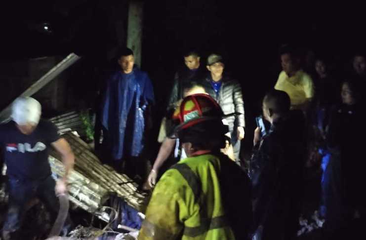 Tres miembros de una familia en Senahú, Alta Verapaz, luego que un deslave soterrara la vivienda durante la madrugada. Foto La Hora: Bomberos Municipales Departamentales