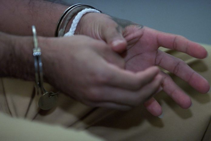 Fotografía de archivo de una persona arrestada. Foto La Hora: EFE