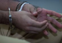 Fotografía de archivo de una persona arrestada. Foto La Hora: EFE