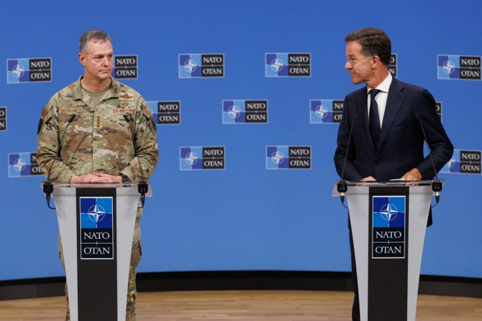El secretario general de la OTAN, Mark Rutte (D), y el comandante supremo aliado en Europa (SACEUR), general Alexus G. Grynkewich (I). Foto La Hora: EFE