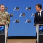 El secretario general de la OTAN, Mark Rutte (D), y el comandante supremo aliado en Europa (SACEUR), general Alexus G. Grynkewich (I). Foto La Hora: EFE