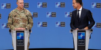 El secretario general de la OTAN, Mark Rutte (D), y el comandante supremo aliado en Europa (SACEUR), general Alexus G. Grynkewich (I). Foto La Hora: EFE