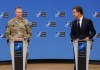 El secretario general de la OTAN, Mark Rutte (D), y el comandante supremo aliado en Europa (SACEUR), general Alexus G. Grynkewich (I). Foto La Hora: EFE