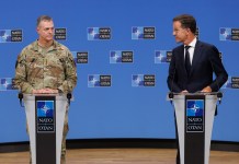La OTAN refuerza el flanco oriental tras incursión de drones rusos en Polonia El secretario general de la OTAN, Mark Rutte (D), y el comandante supremo aliado en Europa (SACEUR), general Alexus G. Grynkewich (I). Foto La Hora: EFE