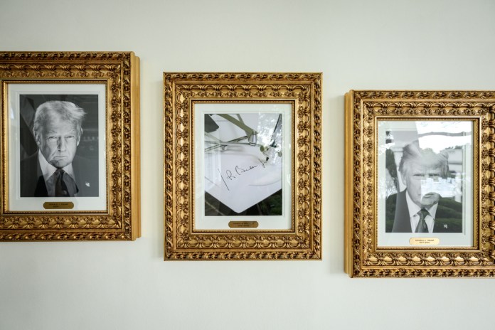 Fotografía tomada de la cuenta oficial de la Casa Blanca que muestra un bolígrafo automático en el lugar de la foto de Joe Biden en la galería de fotos presidenciales. Foto La Hora: EFE