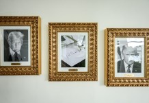 Trump sustituye foto de Biden por una firma hecha con un bolígrafo automático en la Casa Blanca Fotografía tomada de la cuenta oficial de la Casa Blanca que muestra un bolígrafo automático en el lugar de la foto de Joe Biden en la galería de fotos presidenciales. Foto La Hora: EFE