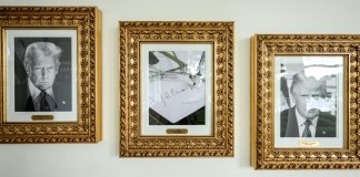 Fotografía tomada de la cuenta oficial de la Casa Blanca que muestra un bolígrafo automático en el lugar de la foto de Joe Biden en la galería de fotos presidenciales. Foto La Hora: EFE