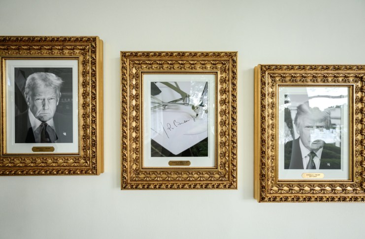 Fotografía tomada de la cuenta oficial de la Casa Blanca que muestra un bolígrafo automático en el lugar de la foto de Joe Biden en la galería de fotos presidenciales. Foto La Hora: EFE