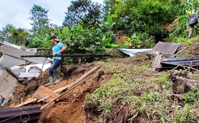 Las lluvias y la saturación de suelos aún aumentando el número de emergencias en diferentes puntos de la república. Foto La Hora: Conred