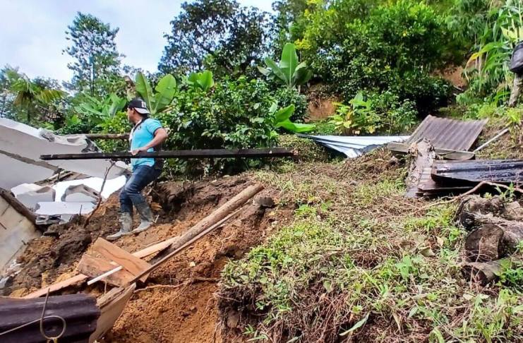 Las lluvias y la saturación de suelos aún aumentando el número de emergencias en diferentes puntos de la república. Foto La Hora: Conred