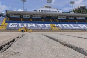 Continúa el impase en el Doroteo Guamuch: constructora insiste en cambiar marca de gramilla