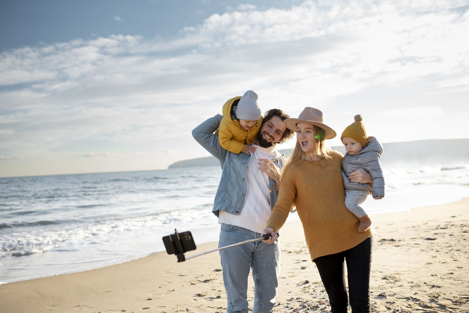 Explorar en familia es aprender, reír y crecer juntos. Foto: Freepik.