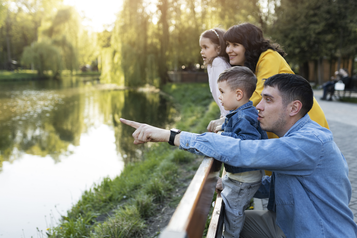 Realizar actividades en familia genera recuerdos y vínculos que duran para siempre. Foto: Freepik
