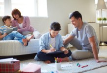 Los momentos en familia crea recuerdos positivos que perduran para toda la vida. Foto: Freepik.