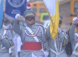 Bandas escolares recorren por las calles en festividades patrias Foto: La Hora