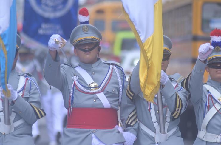 Bandas escolares recorren por las calles en festividades patrias Foto: La Hora