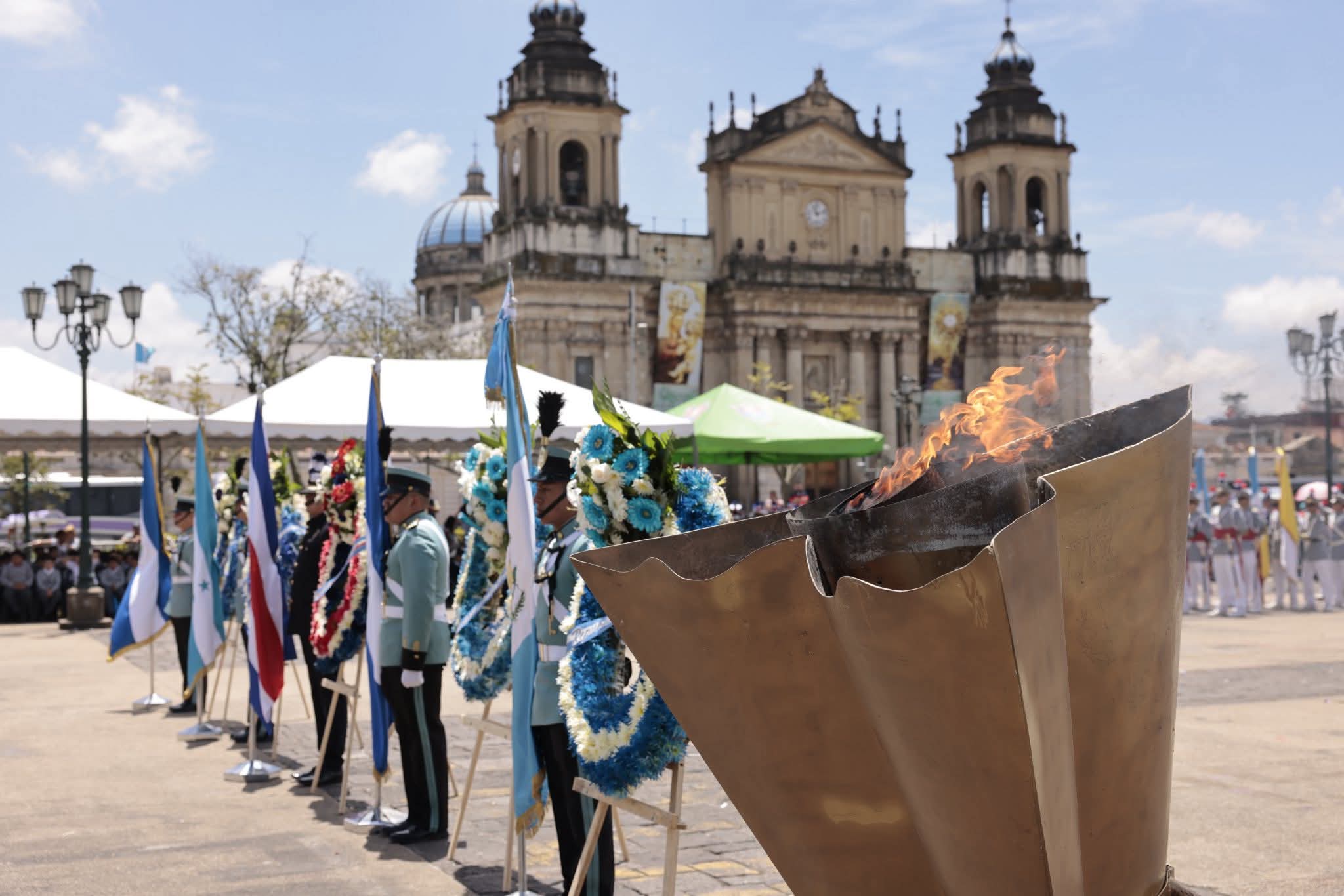 El encendido del fuego patrio da inicio a la conmemoración de los 204 años de la independencia de Guatemala. Foto: Gobierno de la República de Guatemala.