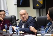 Tomás Aldecoa, director de Aeronáutica Civil, explica el trabajo que se hace en las gradas eléctricas del aeropuerto La Aurora. Foto: La Hora / José Orozco