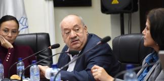 Tomás Aldecoa, director de Aeronáutica Civil, explica el trabajo que se hace en las gradas eléctricas del aeropuerto La Aurora. Foto: La Hora / José Orozco
