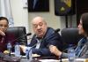 Tomás Aldecoa, director de Aeronáutica Civil, explica el trabajo que se hace en las gradas eléctricas del aeropuerto La Aurora. Foto: La Hora / José Orozco