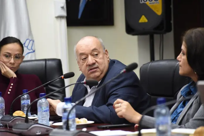 gradasaeronautica Tomás Aldecoa, director de Aeronáutica Civil, explica el trabajo que se hace en las gradas eléctricas del aeropuerto La Aurora. Foto: La Hora / José Orozco