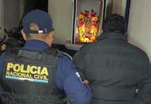 Hermanos fueron capturados en Sololá tras determinarse la existencia de órdenes de captura en su contra. Foto La Hora: PNC