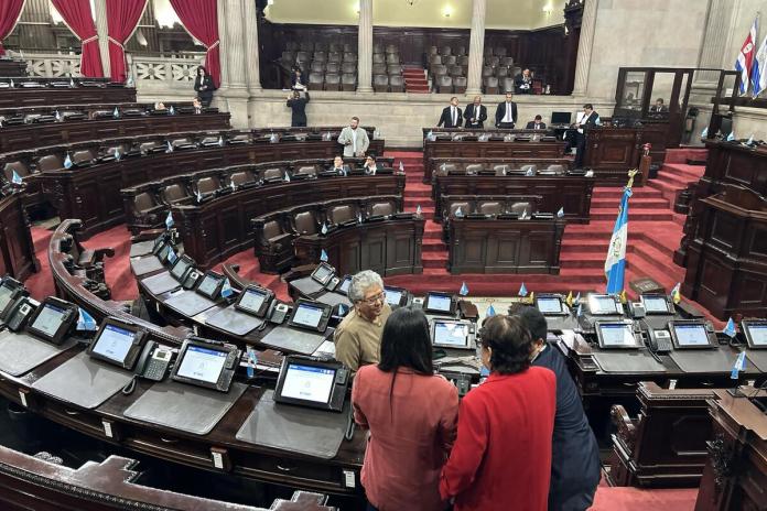 Más de la mitad de diputados no se presentaron a la plenaria para continuar con la interpelación al ministro de Salud. Foto: L a Hora / José Orozco