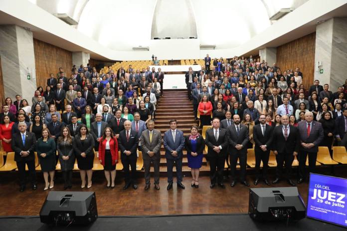 Magistrados de la CSJ junto a jueces de distintos departamentos del país durante una actividad. Foto La Hora: OJ.