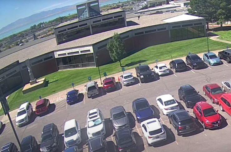 Buró Federal de Investigaciones (FBI) compartió un vídeo del ataque armado en contra de Charlie Kirk este jueves. Foto La Hora: FBI