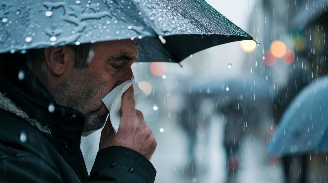 Con las lluvias las personas son propensas a contagiarse de enfermedades respiratorias y gastrointestinales, por ello es importante tomar medidas de prevención. Foto: Freepik.